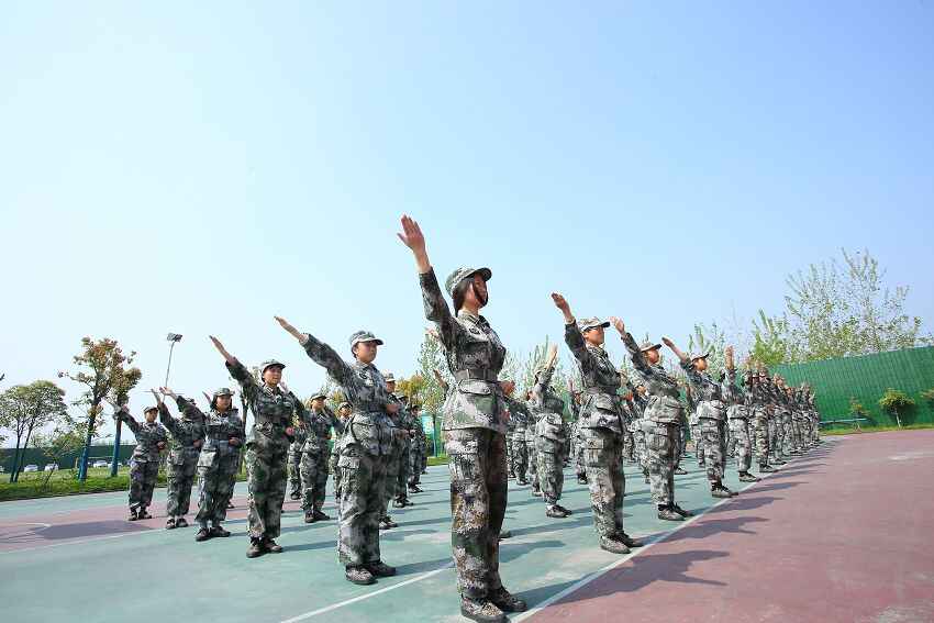 事训练学校,有封闭式管理学校